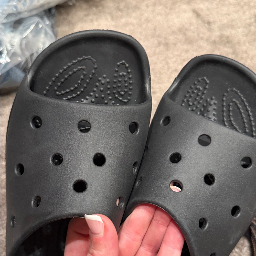 CROCS Classic Black Slide Sandals - Picture 2 of 7